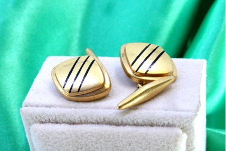 Botões de punho em ouro amarelo com três bandas em formato de losângulos.